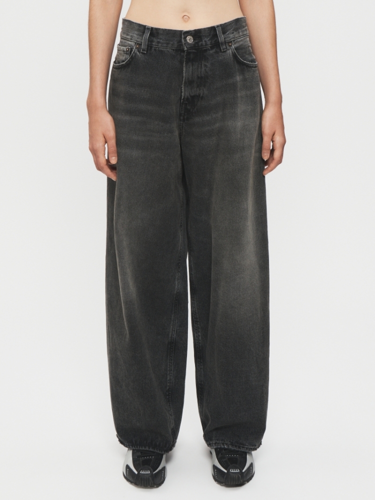 ROOMY JEAN SANDED BLACK